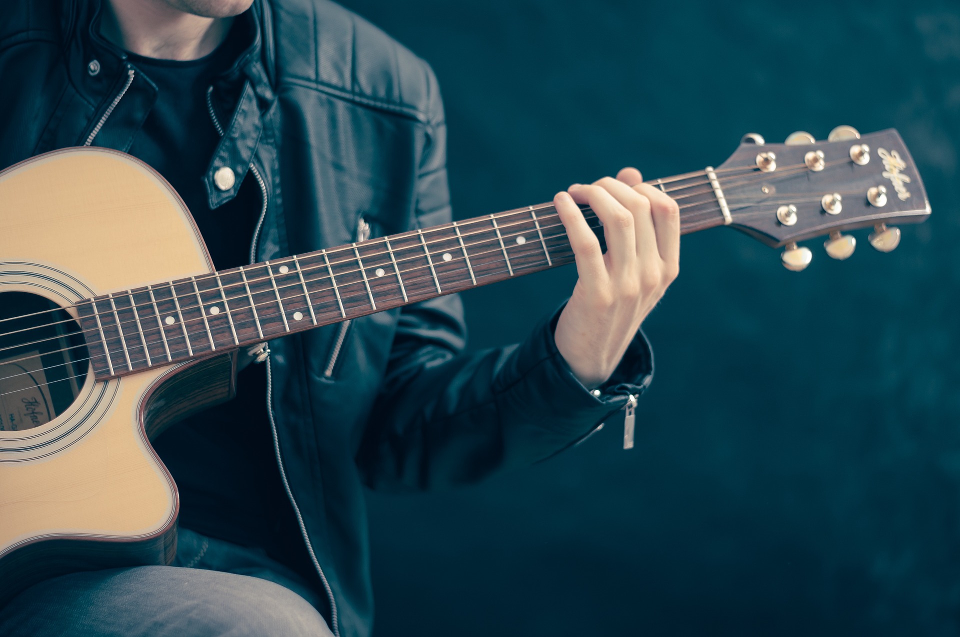 Gutt som spiller gitar, foto: pixabay