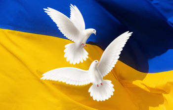 Ukrainsk flagg med fredsduer