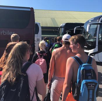Ungdom på vei i bussen Nordisk Leir 2019 - Bornholm