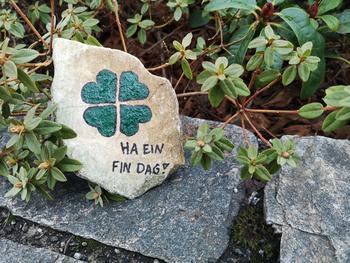 En 4H-kløver malt på en stein som dekorerer nabolaget, foto: Camilla Nesheim.