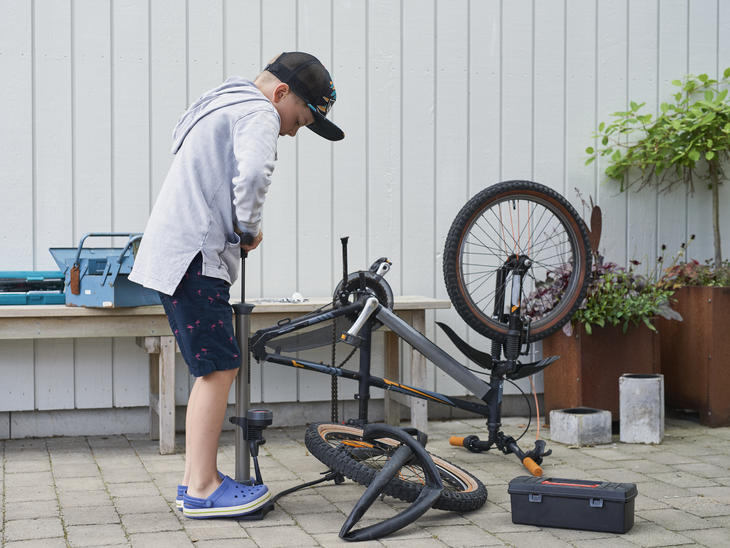 En gutt pumper dekket til sykkelen sin, foto: Stefan Isaksson.
