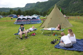 ungdomer i teltleir