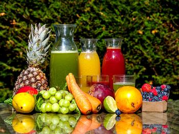 Bord med frukt, grønnsaker og smoothies, foto: Zlatko Đurić fra Unsplash