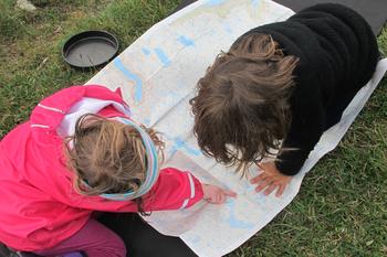 To barn som les kart, foto: Roger Eide