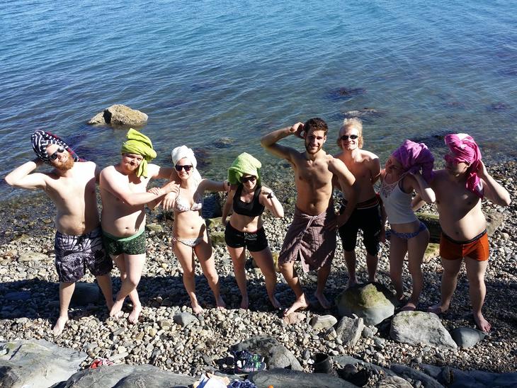 Gruppe ved stranden, foto: Frode Menes