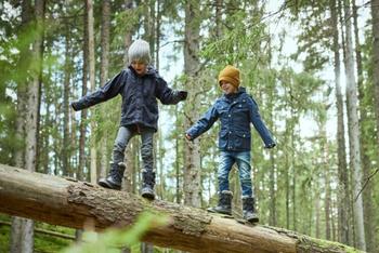 To gutter på en trestamme i skogen, foto: Stefan Isaksson fra Johnér