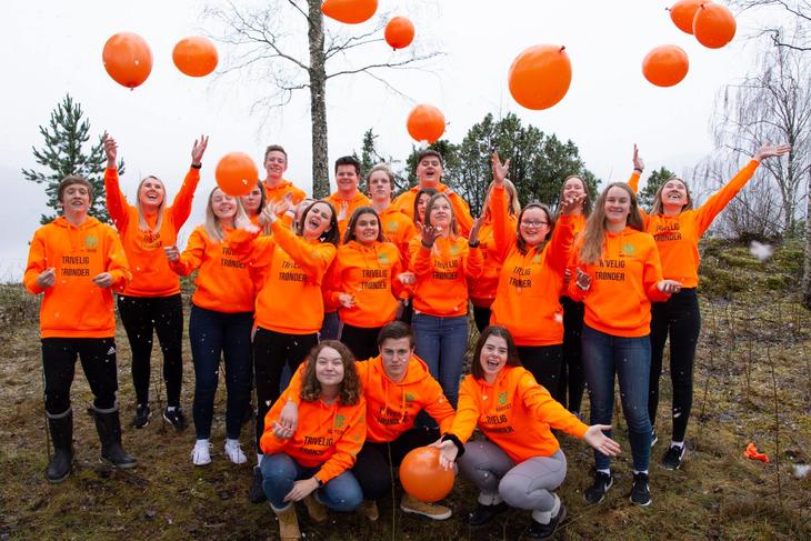 Gruppe ungdommer i oransje hettegensere med oransje ballonger, Foto: 4H Trøndelag
