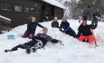 Ungdommer som ligg i snøen, foto: Kristin Eineteig