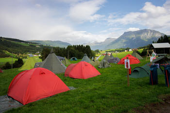 teltleir med fjell i bakgrunnen