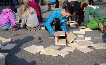 Barn som bygger fuglekasser