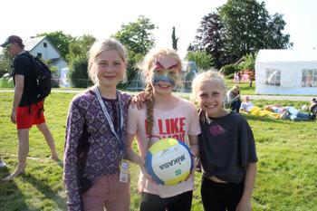 Tre jenter med volleyball