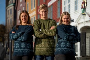 Tre ungdommer med 4H-strikkegenser, foto: Iris M. Natten Frydenlund
