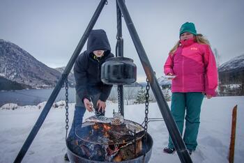 Gutt og jenta lager mat på bålpanne, foto: Ole Seljeseth