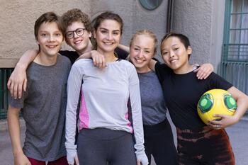 Idrettgruppe med ungdommer, foto: Susanne Kronholm (Johnér)