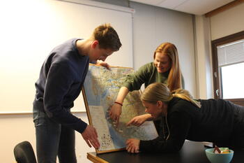 Tre ungdommer rundt er kart, foto: 4H Rogaland