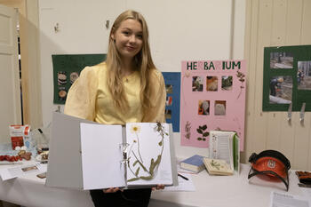 Jente viser prosjektet, foto: Sarah Hvidsten Kristiansen