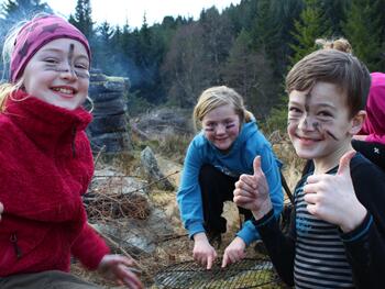 Tre barn som leker med trekull, fot: Camilla Nesheim