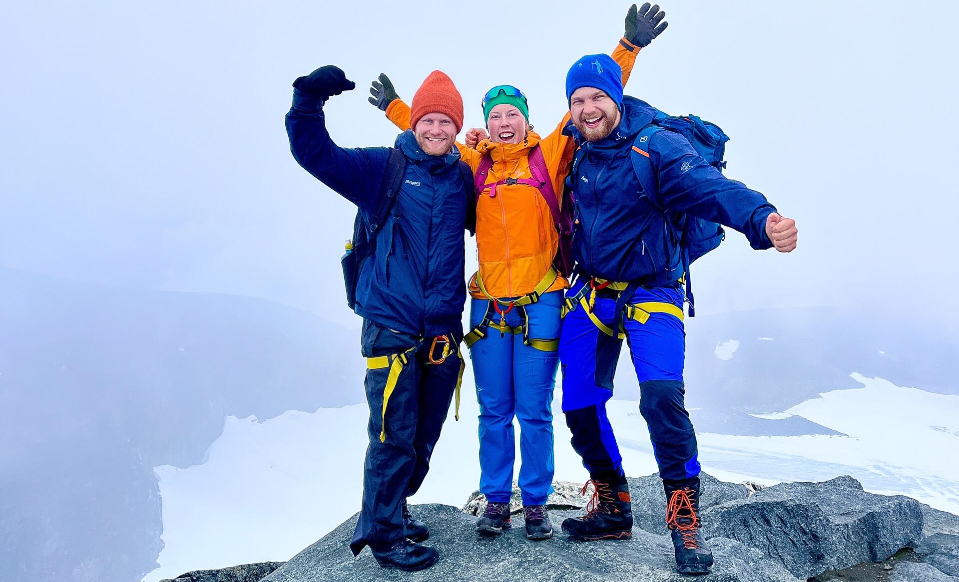 Tre ungdommer på toppen av et fjell.