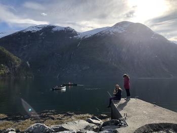 Kanoar på fjorden, jenter som fisker