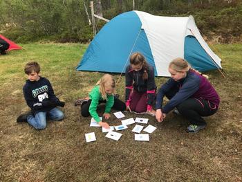 Barn lærer kart og kompass