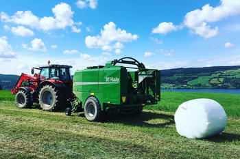 Traktor med rundballepresse, foto: Caroline Kløvrud