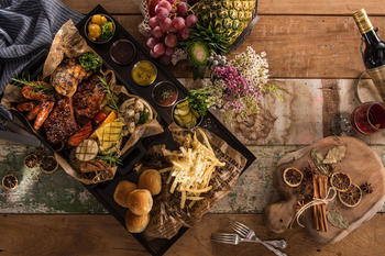 Masse forskjellig kjøtt, grønnsaker og frukt som er grillet, foto: 지원 이 from Pixabay