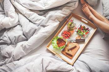 Frokost på sengen, foto: Pexels from Pixabay 