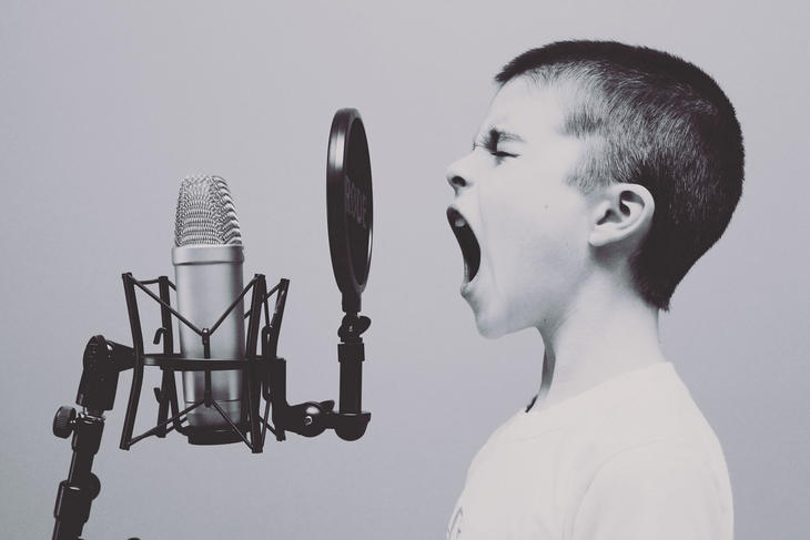 Gutt som synger inn i en mikrofon, foto: Free-Photos fra Pixabay 