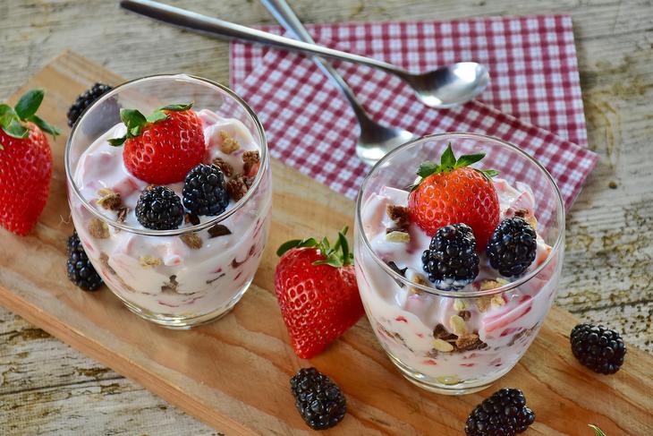 2 dessertglass med bær og krem, foto: RitaE from Pixabay