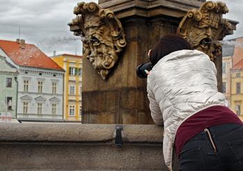 Jente tar et bilde i byen, foto: Kristýna Matlachová fra Pixabay