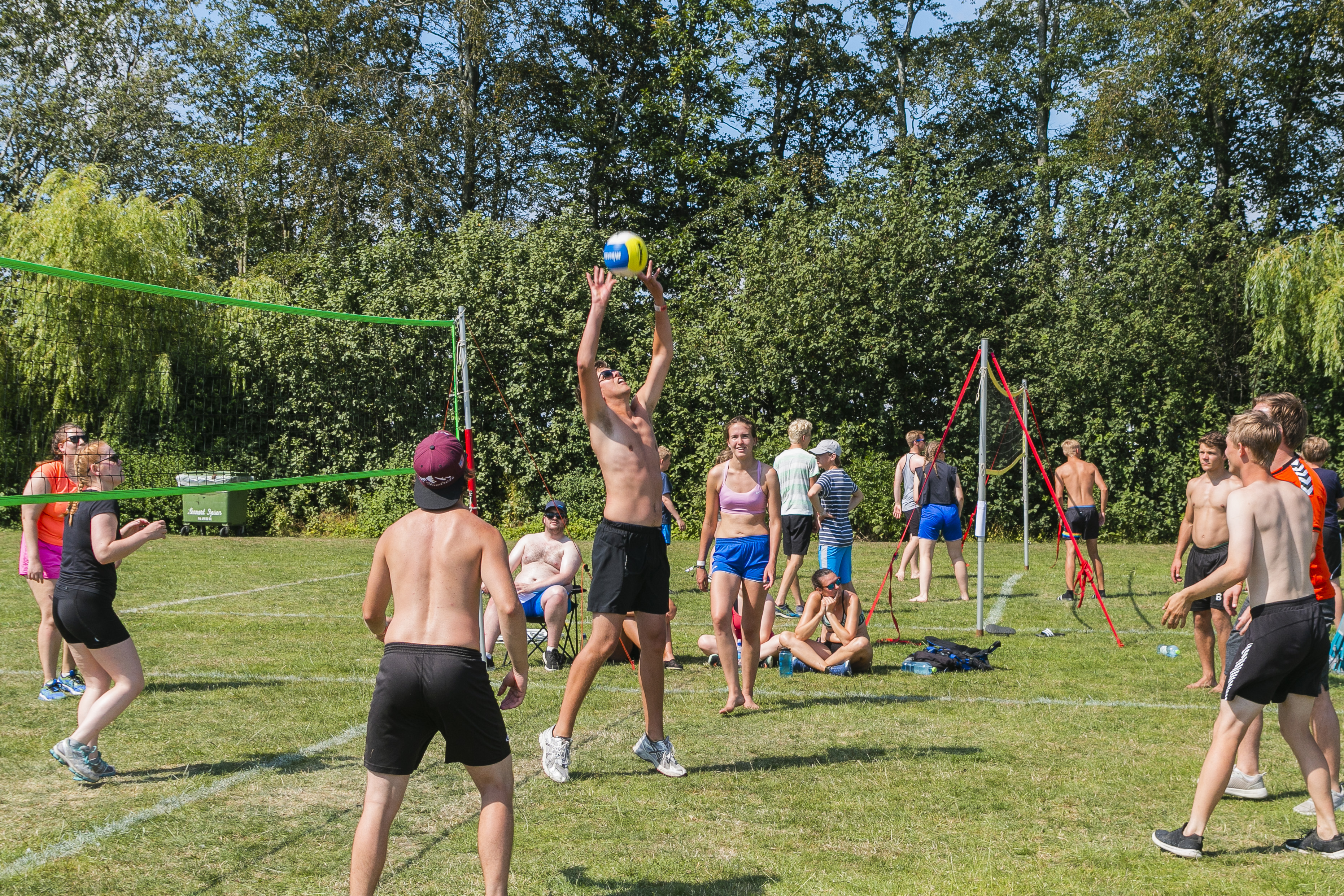 Ungdommer som speler volleyball, foto: 4H Norge