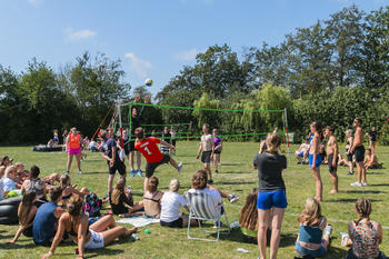 Plen med volleyballnett og flere menneske, foto: 4h Norge