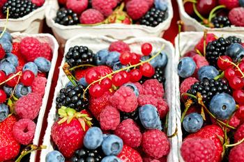 Bjørnebær, blåbær, rips, bringebær og jordbær i bærkurver, foto: Couleur fra Pixabay