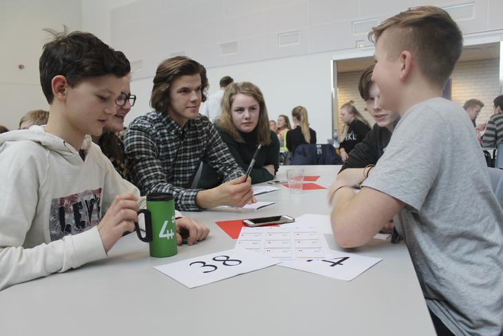 Medlemmer diskuterer rundt et bord på fylkesårsmøte, foto: Caroline Kløvrud