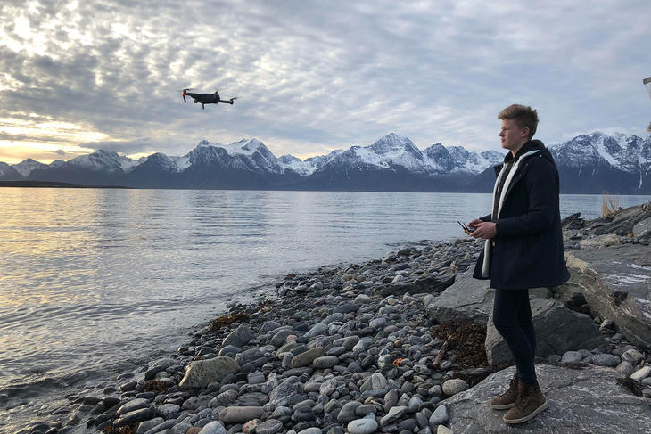 En gutt flyr en drone, foto: Hege Bergfald Jakobsen