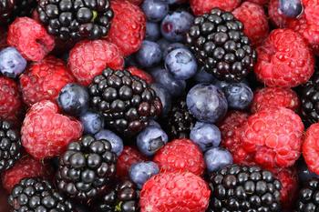 Bringebær, skogsbær og blåbær, foto: PublicDomainPictures fra Pixabay 