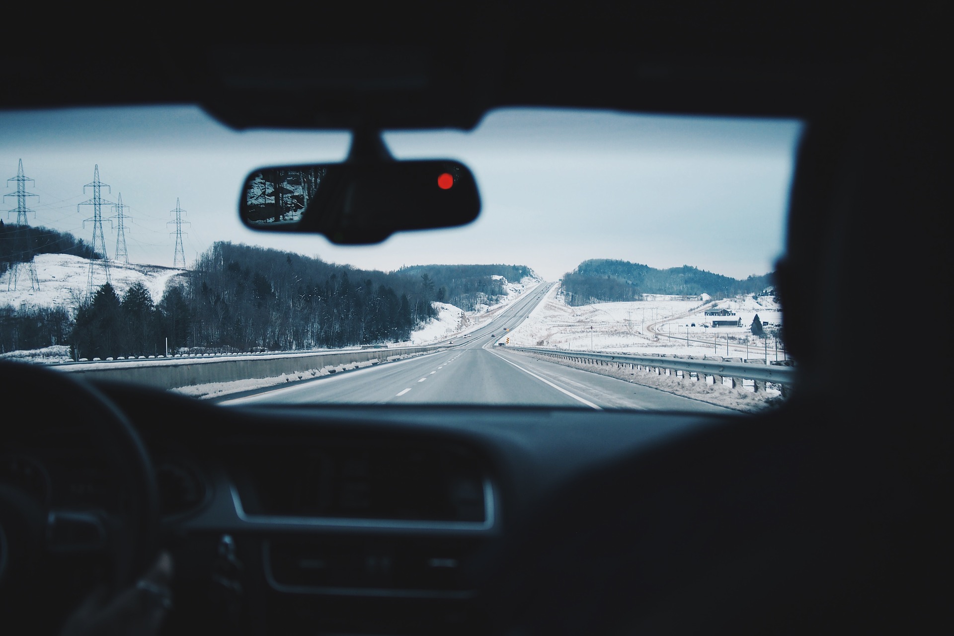 Bil som kjører i vinterlandskap, foto: fancycrave1 from Pixabay 