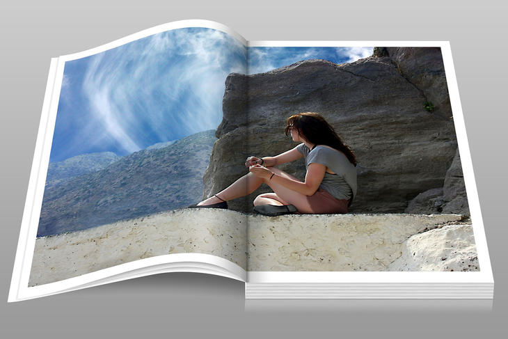Et album med bilde av ei jente på et berg, foto: Michael Drummond fra Pixabay 