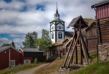 Røros kirke omringet av andre bygninger, foto: Einar Storsul fra Pixabay.